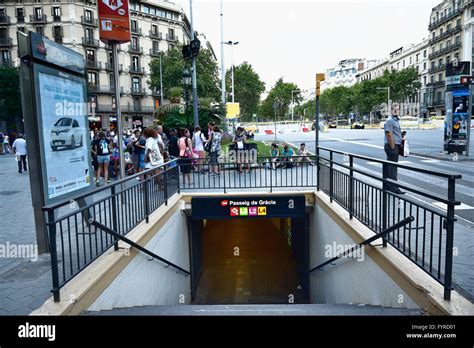 passeig de gracia train station.